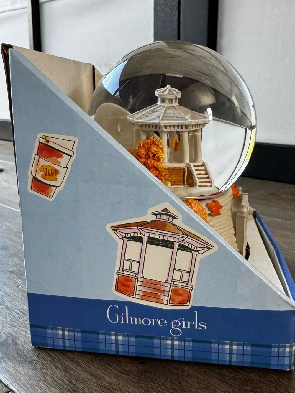 NWT • Gilmore girls fall 🍁snow globe / music box